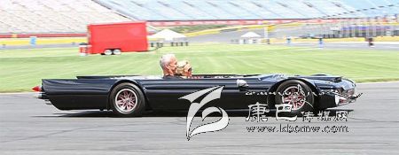 世界上最“扁”的汽車(chē) 躺著開(kāi)！