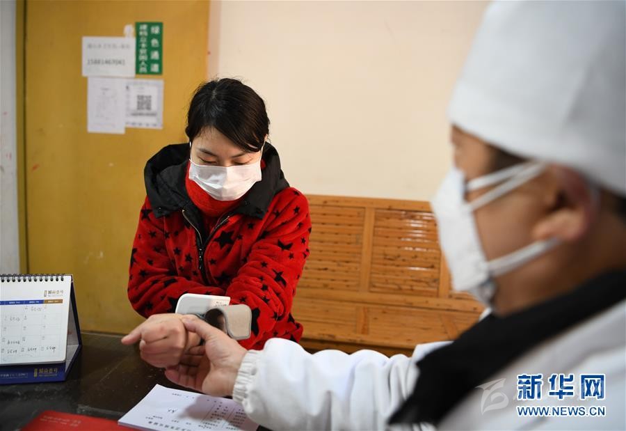 （抓好經(jīng)濟發(fā)展 應對復雜局面·圖文互動）（1）2500萬農(nóng)民工如何安全返崗？——農(nóng)民工大省四川復工觀察