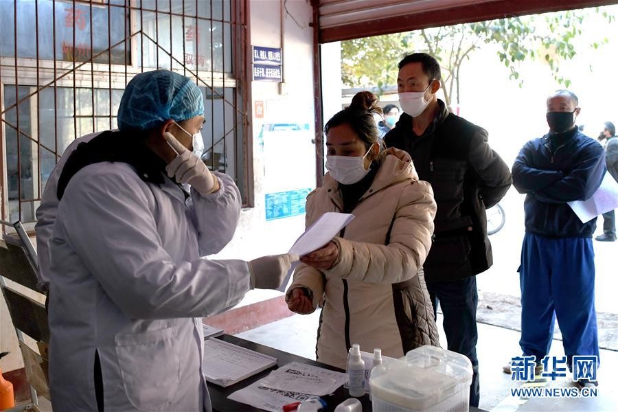 （抓好經(jīng)濟發(fā)展 應對復雜局面·圖文互動）（3）2500萬農(nóng)民工如何安全返崗？——農(nóng)民工大省四川復工觀察