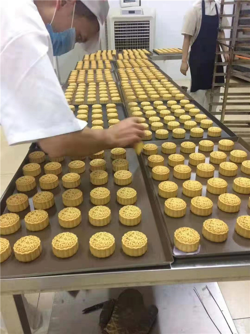 青稞月餅生產(chǎn).jpg 青稞月餅生產(chǎn).jpg