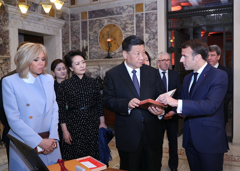 2019年3月24日，習(xí)近平在法國尼斯會見法國總統(tǒng)馬克龍。會見前，馬克龍向習(xí)近平贈送1688年法國出版的首部《論語導(dǎo)讀》法文版原著。