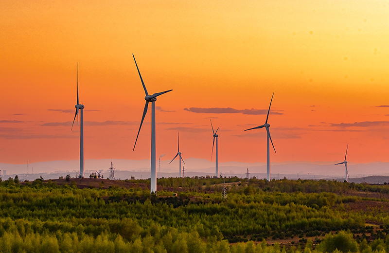2023年5月23日清晨拍攝的內(nèi)蒙古興安盟烏蘭浩特市呼和馬場(chǎng)風(fēng)力光伏發(fā)電場(chǎng)內(nèi)的風(fēng)機(jī)。
