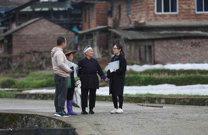 2022年3月24日，在廣西柳州市三江侗族自治縣良口鄉(xiāng)南寨村，紀檢監(jiān)察干部（右一、左一）在了解惠農政策落實情況。