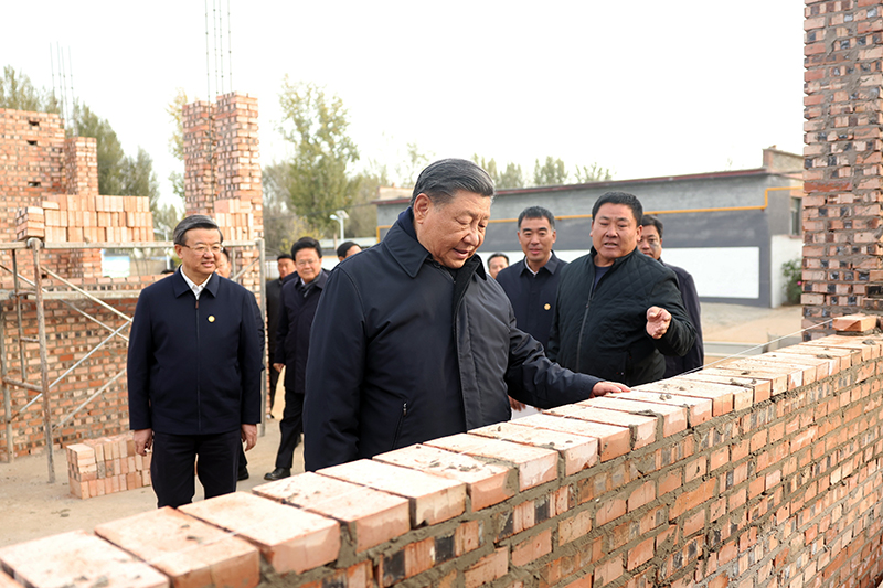 2023年11月10日，習近平總書記在河北保定涿州市刁窩鎮(zhèn)萬全莊村房屋重建施工現(xiàn)場考察。