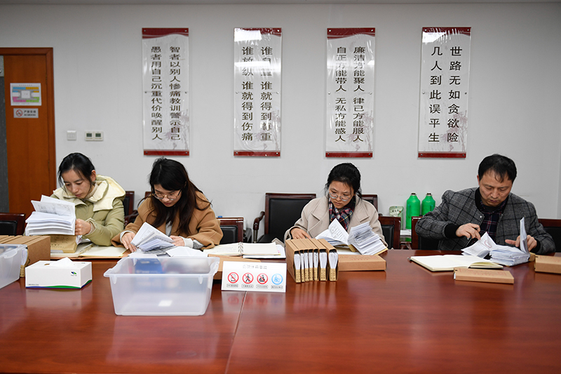 2020年1月8日，浙江寧波市北侖區(qū)紀委工作人員在檢查北侖區(qū)大數(shù)據(jù)發(fā)展管理中心2019年的公款消費票據(jù)，查找是否存在違規(guī)問題。