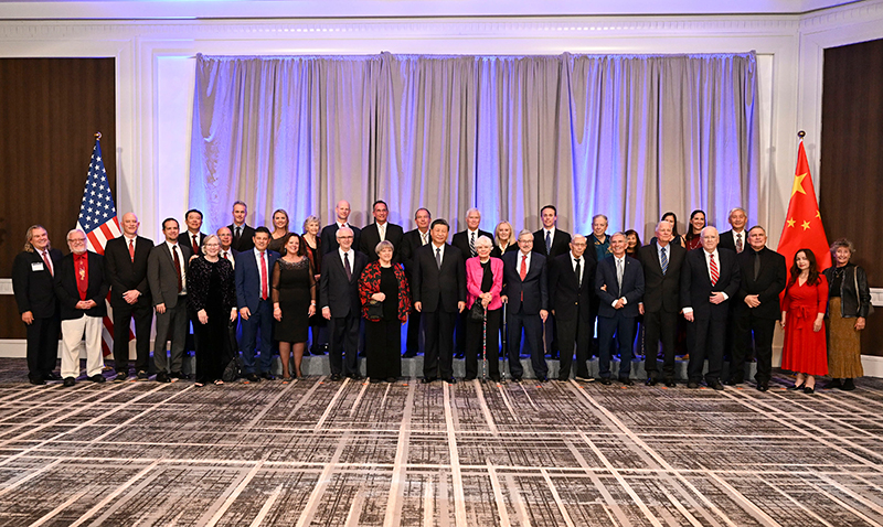 這是美國友好團體聯(lián)合歡迎宴會開始前，習近平主席會見飛虎隊和史迪威將軍后人、鼓嶺、艾奧瓦州、華盛頓州等方面友好人士代表，同他們親切交談并合影留念。