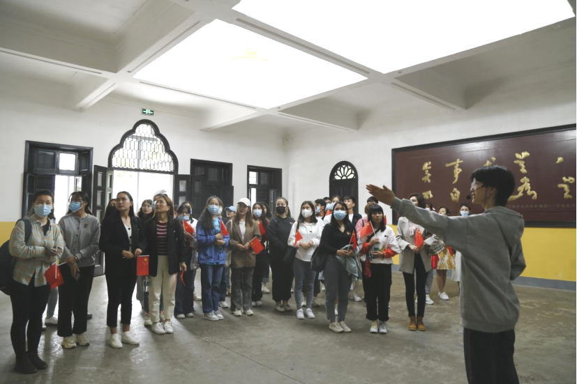 2021年5月20日，在喜迎中國共產(chǎn)黨建黨100周年之際，我校開展了少數(shù)民族學生“學黨史、感恩黨、跟黨走”紅色研學活動。