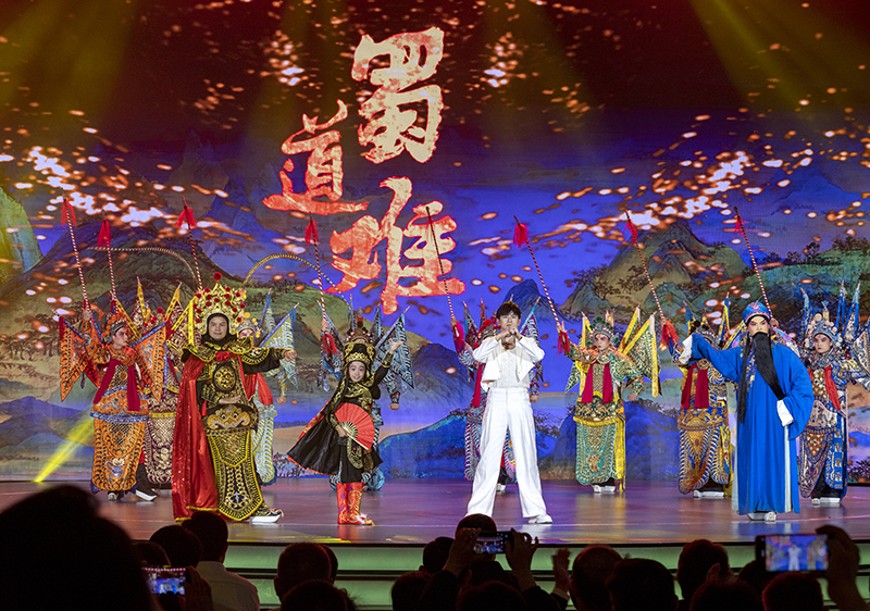 2023年10月13日，成都，“把青春華章寫在祖國大地上”大思政課網(wǎng)絡(luò)主題宣傳和互動引導(dǎo)活動在四川大學(xué)舉行。