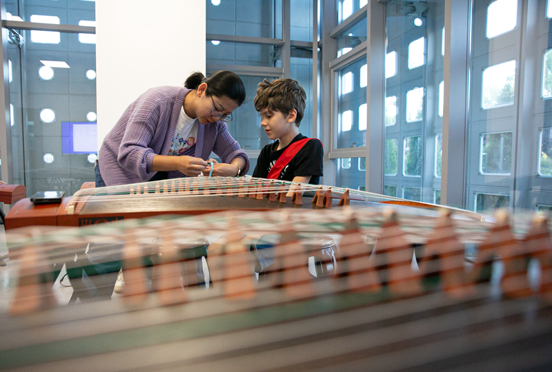 4月29日，在塞爾維亞貝爾格萊德中國文化中心，古箏指導(dǎo)老師王宣（左）在教學(xué)。新華社記者 李京 攝