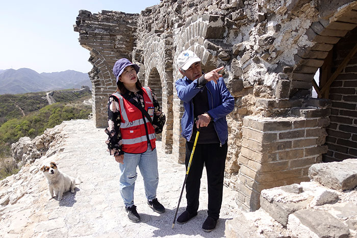 在明長(zhǎng)城遺址上，梅景田給外甥女劉紅巖講述長(zhǎng)城故事。