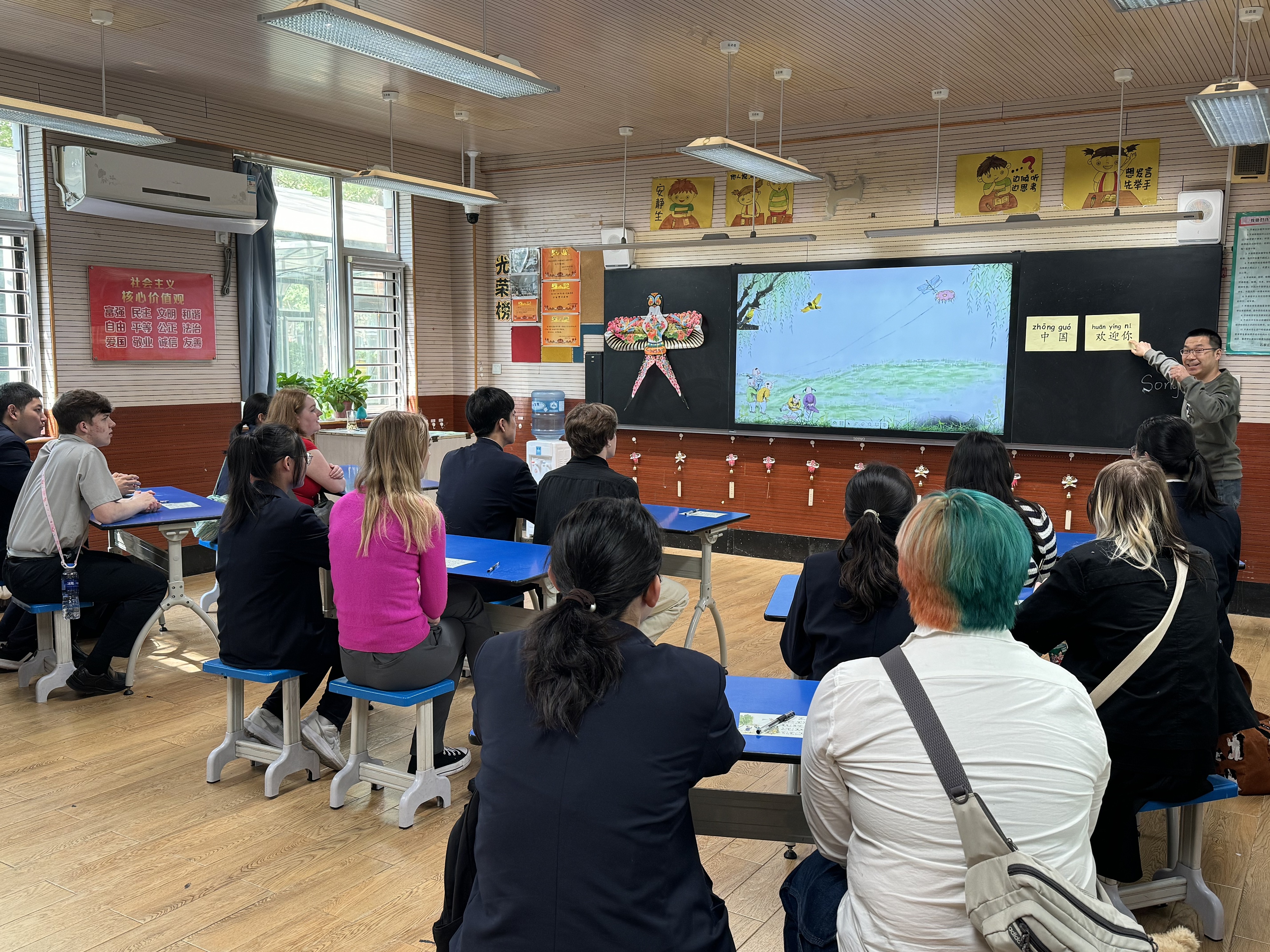 2024年4月20日，美國艾奧瓦州馬斯卡廷高中“友誼傳承”研學(xué)團(tuán)來到石家莊外國語學(xué)校，中美學(xué)生同上一節(jié)中文課。