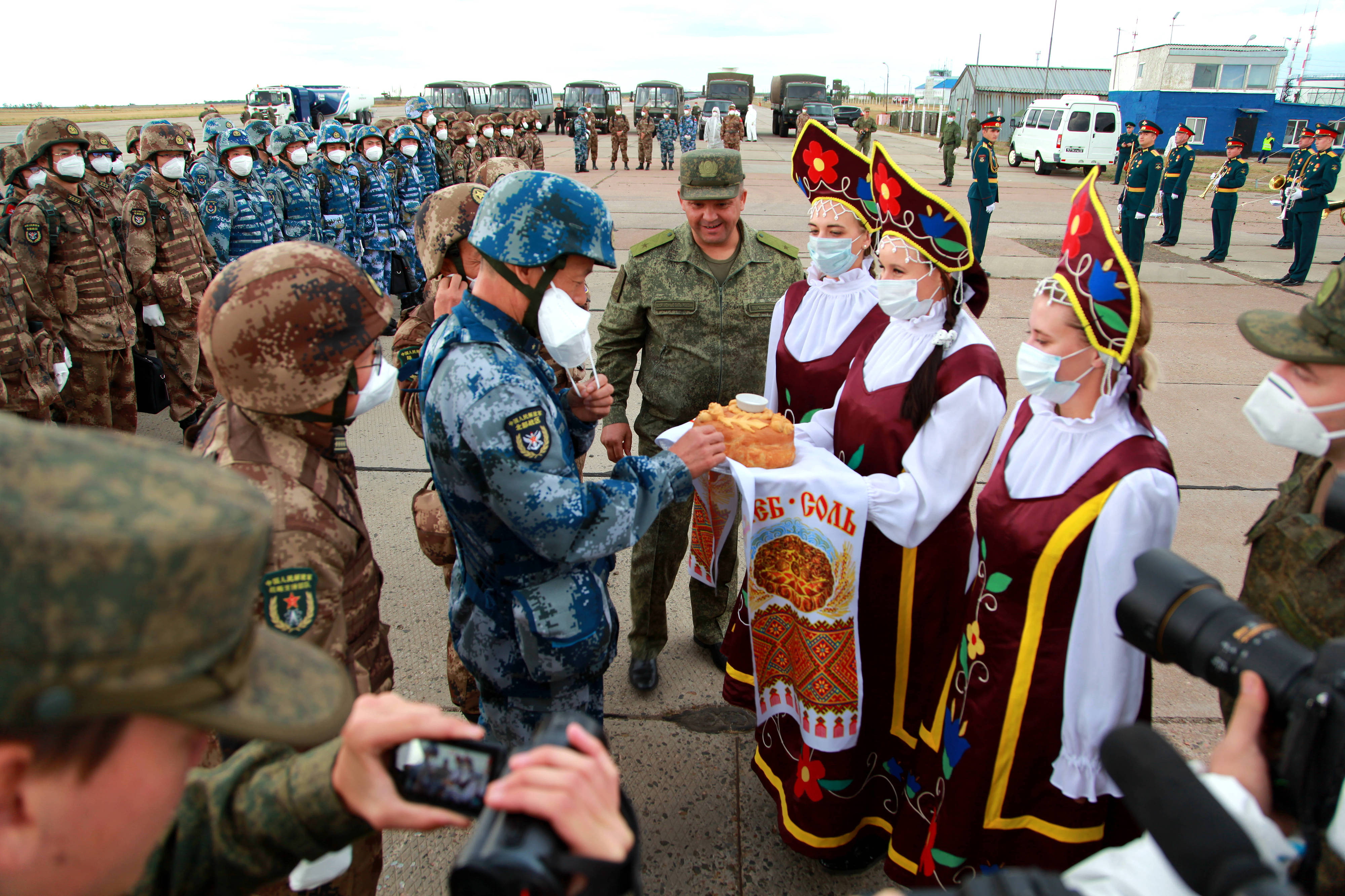 當(dāng)?shù)貢r間2021年9月10日，跨境參加“和平使命-2021”上海合作組織成員國聯(lián)合反恐軍演的中方部隊(duì)導(dǎo)演部抵達(dá)俄羅斯奧倫堡“東古茲”靶場演習(xí)地域。圖為俄方人員為中方人員舉行歡迎儀式。