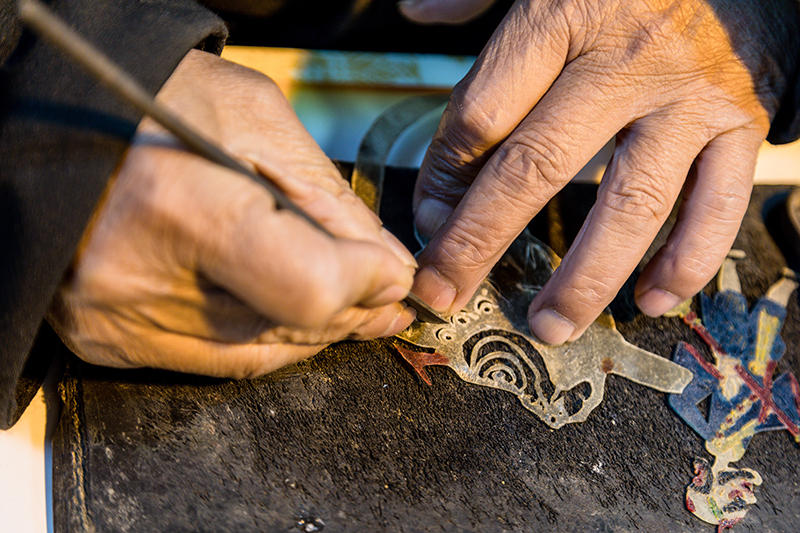 皮影非遺傳承人正在制作皮影。