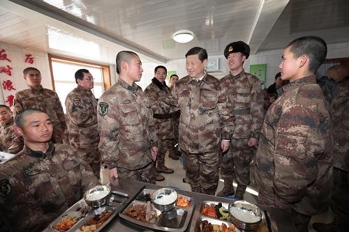 2014年1月26日中午，習(xí)近平來到連隊(duì)食堂，同戰(zhàn)士們一起用餐。新華社記者 李剛 攝