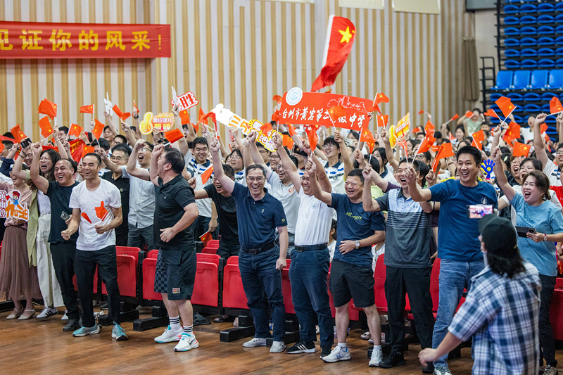 北京時(shí)間7月27日，2024年巴黎奧運(yùn)會(huì)首個(gè)比賽日，在射擊10米氣步槍混合團(tuán)體比賽中，中國選手黃雨婷/盛李豪獲得金牌。圖為黃雨婷的母校師生們通過收看奧運(yùn)直播的方式為她加油助威。