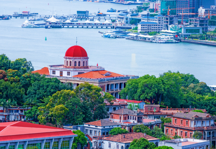 鼓浪嶼素有“萬國建筑博物館”的美譽(yù)，八卦樓作為全國重點(diǎn)文物保護(hù)單位，是鼓浪嶼世界文化遺產(chǎn)核心要素之一。楊勁堅(jiān) 攝