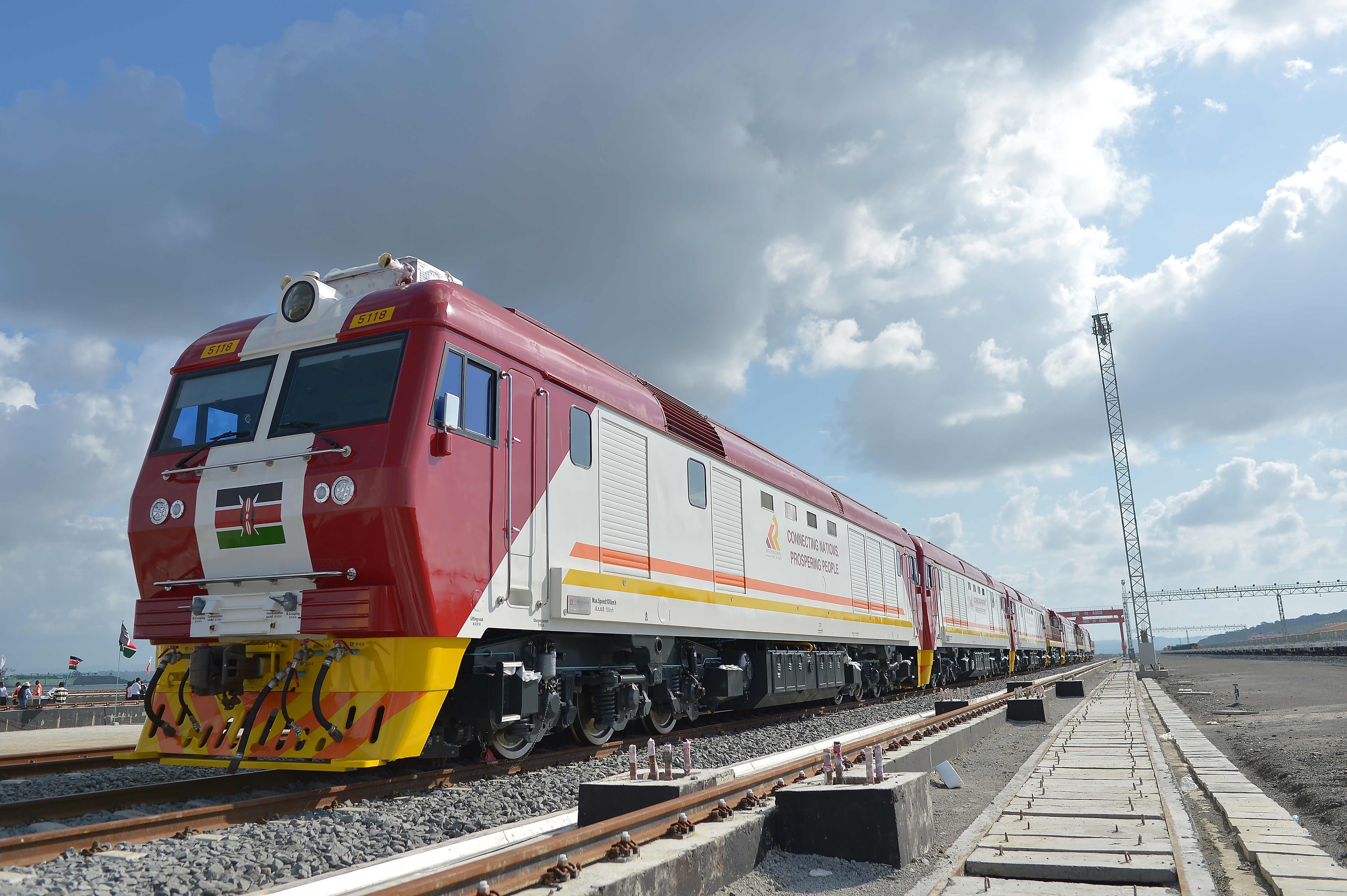 當?shù)貢r間2017年5月30日，肯尼亞蒙巴薩，連接肯尼亞港口城市蒙巴薩和首都內(nèi)羅畢的蒙內(nèi)鐵路正式竣工通車。