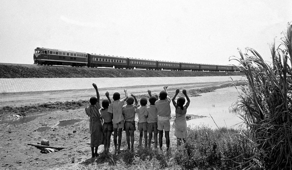 贊比亞魯西瓦西湖畔的少年兒童歡迎坦贊鐵路的列車通到他們的家鄉(xiāng)（1976年攝）。