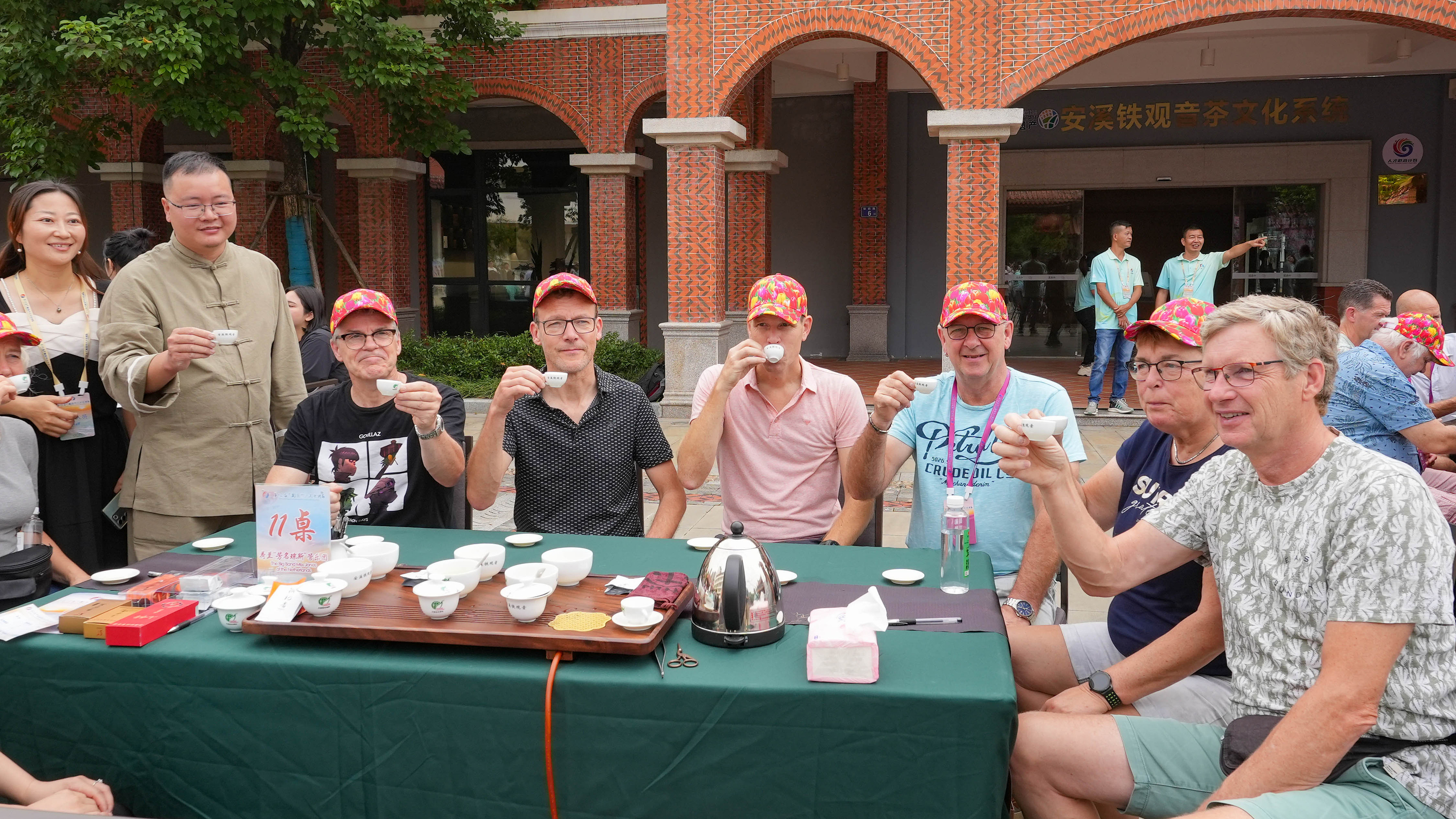 △2023年10月4日，福建泉州，外國(guó)人品中國(guó)茶。